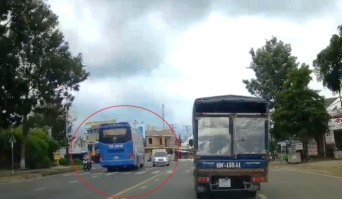 Clip: Xe khách vượt ẩu kinh hoàng khiến nhiều người thót tim ở Lâm Đồng - Ảnh 4.