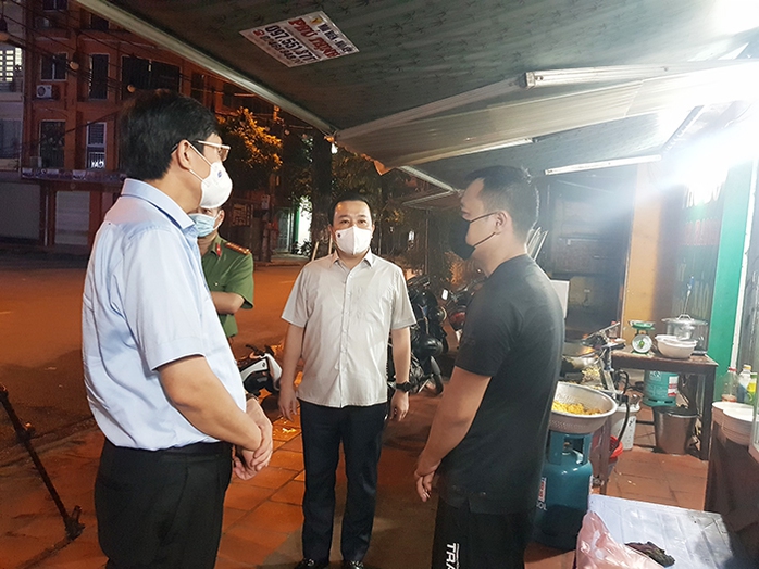 Đột xuất kiểm tra, lãnh đạo Hà Nội bắt tại trận nhiều cửa hàng vi phạm - Ảnh 2.