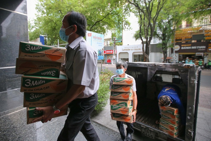 Báo Người Lao Động trao 10 tấn gạo để Quỹ CEP chia sẻ đến người lao động - Ảnh 3.