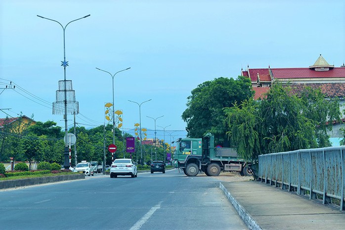 Tự ý mở đường đấu nối trên Quốc lộ 1, gây nguy hiểm giữa lòng TP Đồng Hới - Ảnh 1.