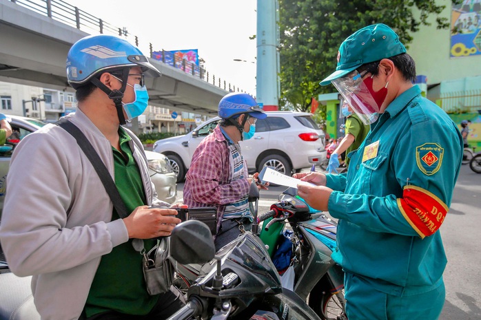 Nóng: 31 đối tượng được cấp giấy đi đường tại TP HCM từ 0 giờ ngày 23-8 - Ảnh 1.