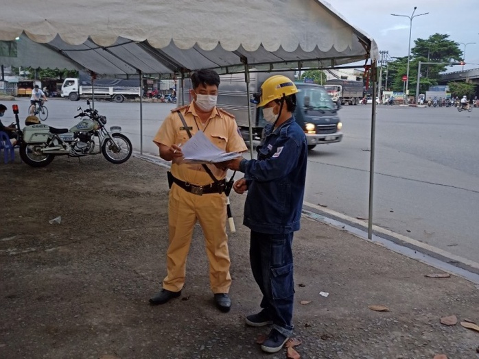 EVNHCMC nỗ lực hoàn thành cấp điện các chốt kiểm soát phòng dịch - Ảnh 1.