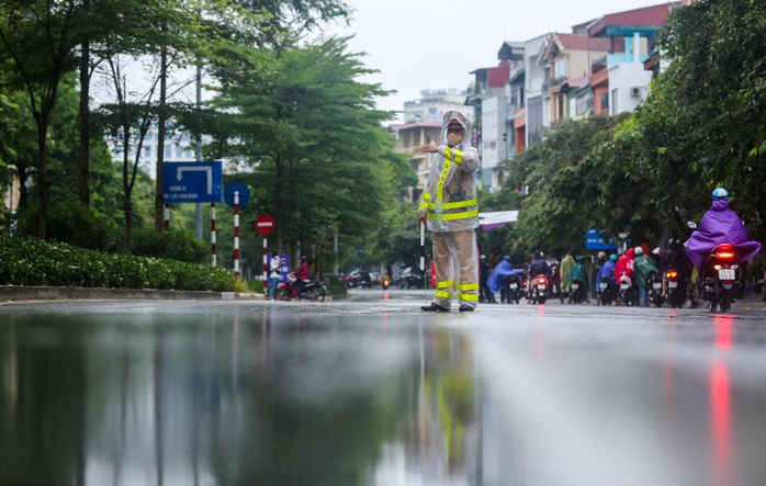 CLIP: Lực lượng chức năng đội mưa giữ chốt, nhiều người dân phải quay đầu - Ảnh 10.