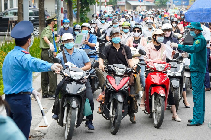 Hỏa tốc: Người dân Hà Nội ra đường chỉ cần 2 loại giấy tờ - Ảnh 1.