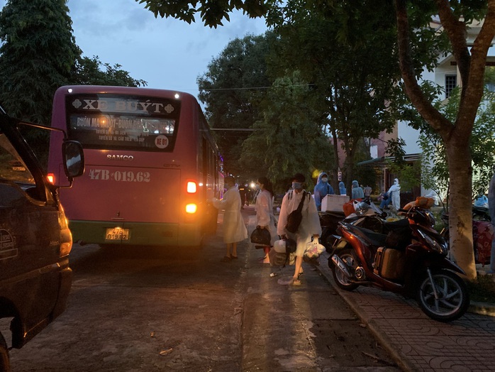 Gần 500 công dân đầu tiên đã được tỉnh Đắk Lắk đón về quê an toàn - Ảnh 5.