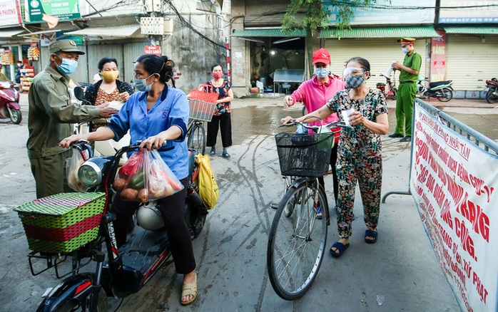 KHẨN: Tìm người đã đến chợ ở Hà Nội trong nhiều ngày - Ảnh 1.