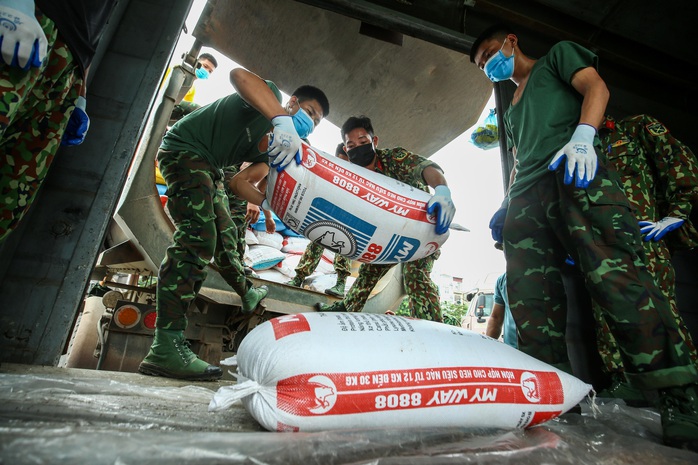 CLIP: 300 tấn nhu yếu phẩm hỗ trợ người dân TP HCM, Bình Dương - Ảnh 9.