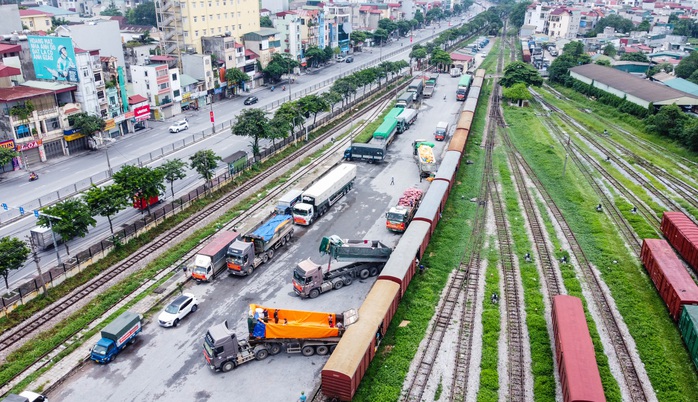 CLIP: 300 tấn nhu yếu phẩm hỗ trợ người dân TP HCM, Bình Dương - Ảnh 3.