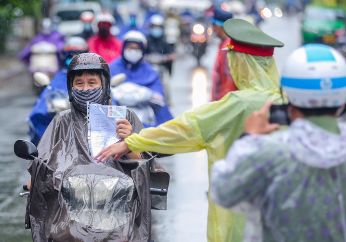 Thành phố đã bỏ, huyện vẫn yêu cầu người đi đường có lịch trực và lịch làm việc - Ảnh 1.