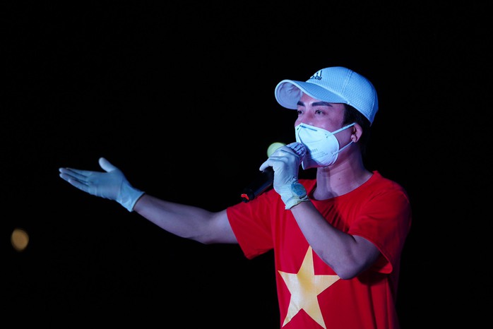 Vừa hết phong tỏa, nghệ sĩ Tạ Minh Tâm đã đến biểu diễn ở khu cách ly - Ảnh 10.