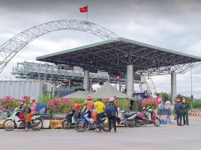 Tạm đình chỉ công tác bí thư đảng ủy, chủ tịch phường vì lơ là chống dịch Covid-19 - Ảnh 1.