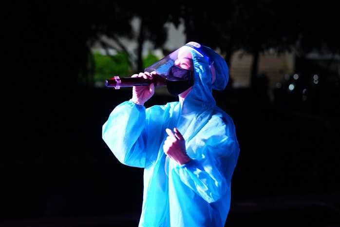 Vừa hết phong tỏa, nghệ sĩ Tạ Minh Tâm đã đến biểu diễn ở khu cách ly - Ảnh 6.