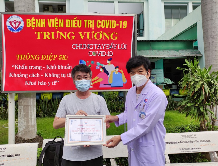 Thoát Covid-19 nguy kịch, bệnh nhân Hàn Quốc tặng lại bệnh viện máy thở  - Ảnh 1.