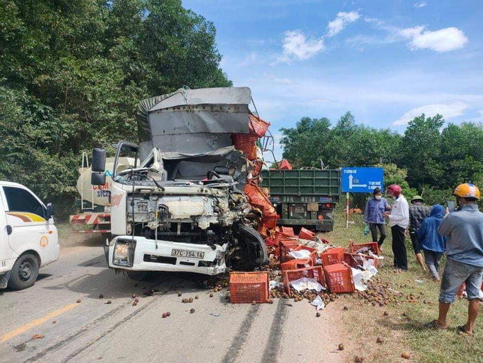 Tài xế xe tải tử vong sau cú tông trực diện với xe đầu kéo - Ảnh 1.