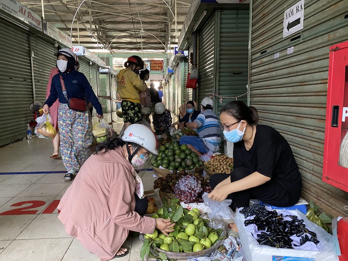 Đà Nẵng: Chợ đông nghẹt người, giá cả tăng đột biến - Ảnh 5.