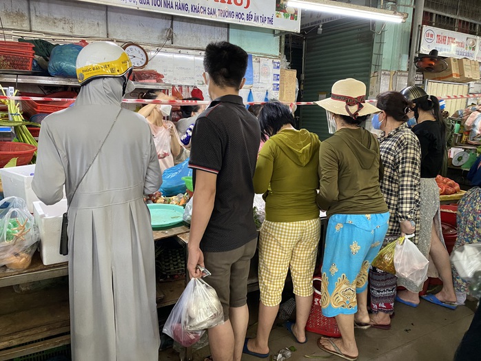 Đà Nẵng: Chợ đông nghẹt người, giá cả tăng đột biến - Ảnh 4.