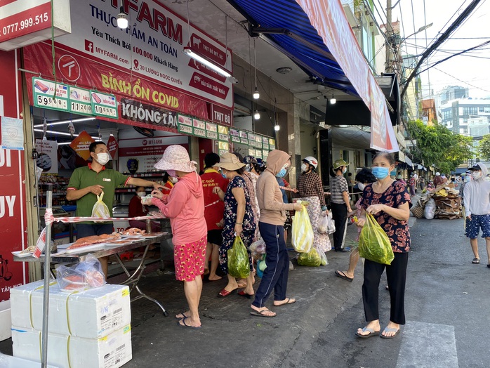 Đà Nẵng: Chợ đông nghẹt người, giá cả tăng đột biến - Ảnh 8.