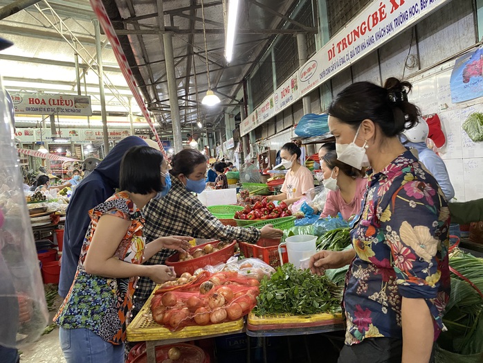 Đà Nẵng: Chợ đông nghẹt người, giá cả tăng đột biến - Ảnh 10.