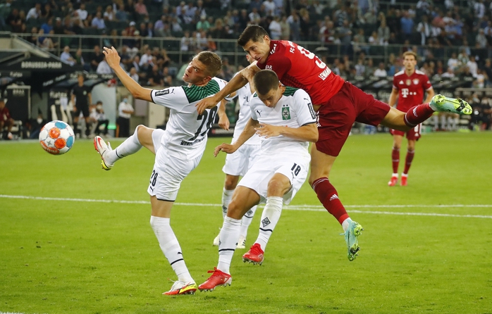 Siêu sao Lewandowski nổ súng, Bayern Munich thoát thua trận ra quân Bundesliga - Ảnh 3.