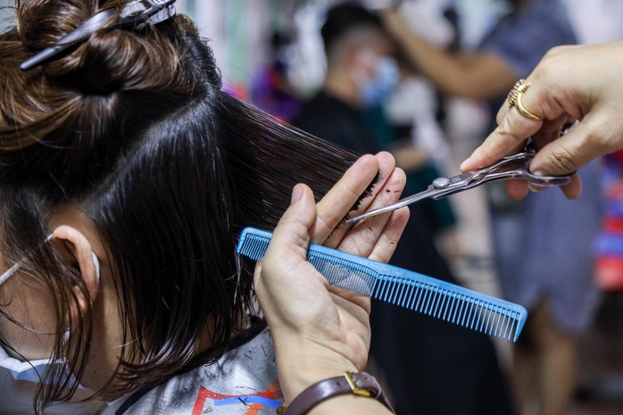 CLIP: Hơn 500 y bác sĩ tại Hà Nội cắt tóc gọn gàng sẵn sàng vào tuyến đầu chống dịch Covid-19 - Ảnh 7.