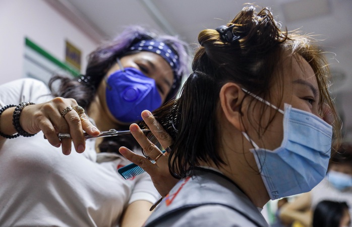CLIP: Hơn 500 y bác sĩ tại Hà Nội cắt tóc gọn gàng sẵn sàng vào tuyến đầu chống dịch Covid-19 - Ảnh 3.