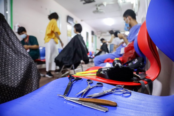 CLIP: Hơn 500 y bác sĩ tại Hà Nội cắt tóc gọn gàng sẵn sàng vào tuyến đầu chống dịch Covid-19 - Ảnh 6.