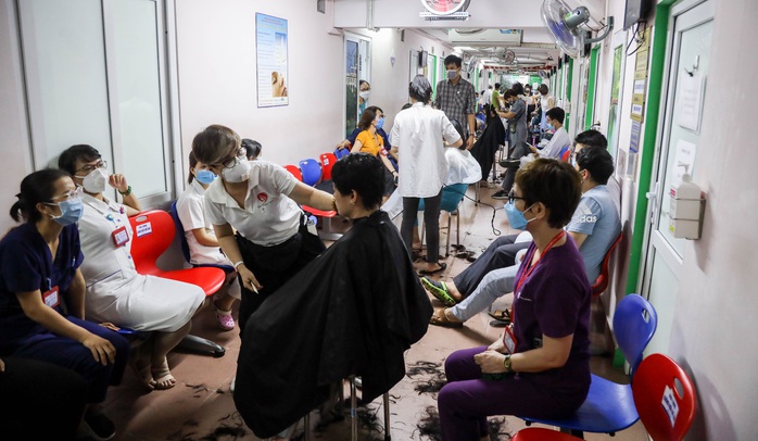 CLIP: Hơn 500 y bác sĩ tại Hà Nội cắt tóc gọn gàng sẵn sàng vào tuyến đầu chống dịch Covid-19 - Ảnh 4.