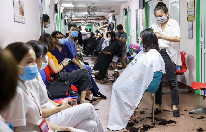 CLIP: Hơn 500 y bác sĩ tại Hà Nội cắt tóc gọn gàng sẵn sàng vào tuyến đầu chống dịch Covid-19 - Ảnh 5.