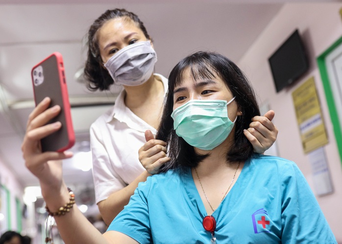 CLIP: Hơn 500 y bác sĩ tại Hà Nội cắt tóc gọn gàng sẵn sàng vào tuyến đầu chống dịch Covid-19 - Ảnh 11.