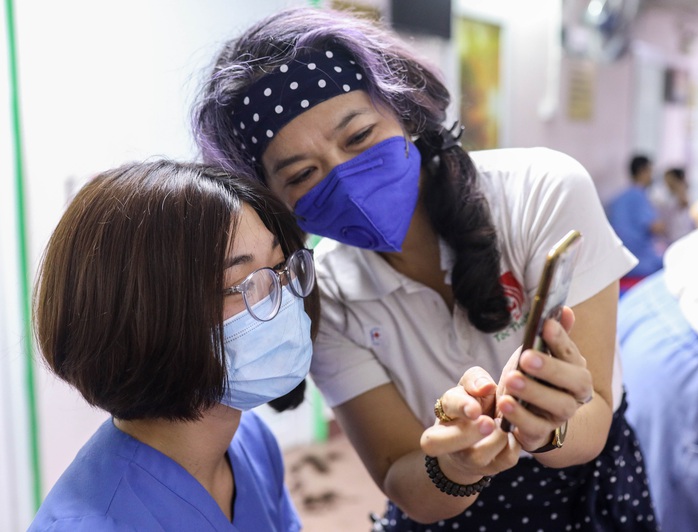 CLIP: Hơn 500 y bác sĩ tại Hà Nội cắt tóc gọn gàng sẵn sàng vào tuyến đầu chống dịch Covid-19 - Ảnh 10.