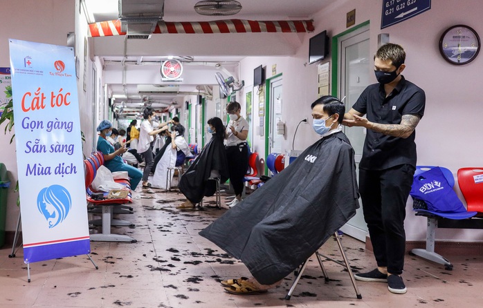 CLIP: Hơn 500 y bác sĩ tại Hà Nội cắt tóc gọn gàng sẵn sàng vào tuyến đầu chống dịch Covid-19 - Ảnh 2.