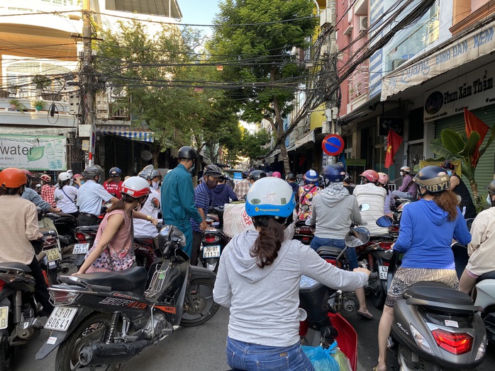 Đà Nẵng: Người dân lại đổ xô đến chợ mua đồ tích trữ - Ảnh 5.