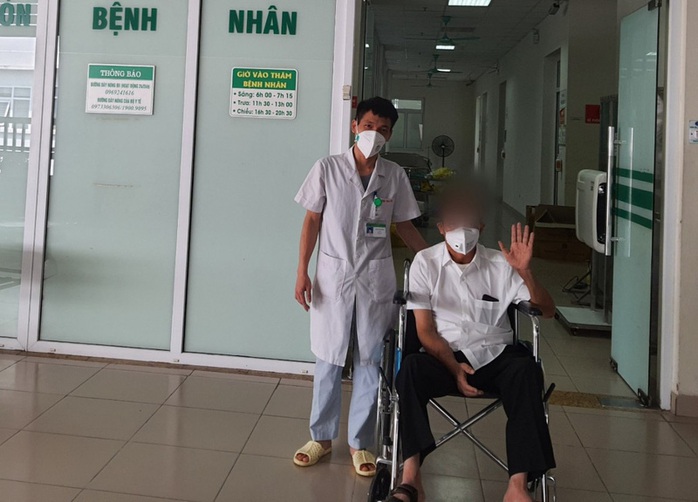 Bệnh nhân Covid-19 thở máy hơn 2 tháng, lọc máu 15 lần được xuất viện - Ảnh 1.