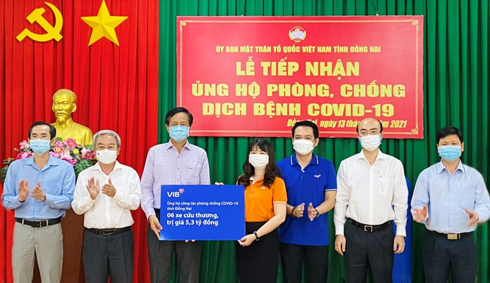 VIB tặng 6 xe cứu thương cho công tác phòng chống dịch tỉnh Đồng Nai - Ảnh 1.