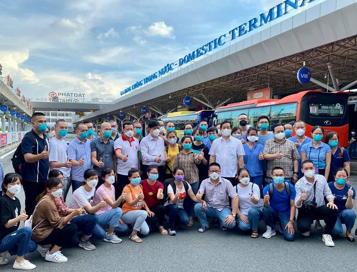 Bộ trưởng Bộ Y tế cùng hơn 100 y, bác sĩ từ Hà Nội vào TP HCM chống dịch Covid-19 - Ảnh 1.