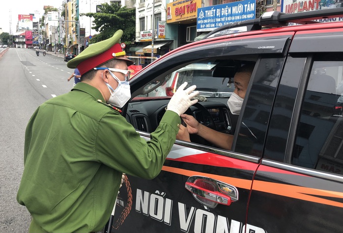 Ngày thứ hai quản lý di biến động, một số chốt kiểm soát tại TP HCM vẫn ùn ứ - Ảnh 9.