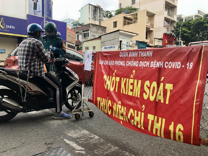 Ngày thứ hai quản lý di biến động, một số chốt kiểm soát tại TP HCM vẫn ùn ứ - Ảnh 10.