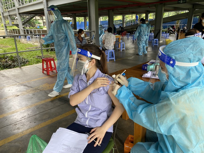 Hơn 300 công nhân KCX Tân Thuận được tiêm vắc-xin Vero Cell - Ảnh 3.