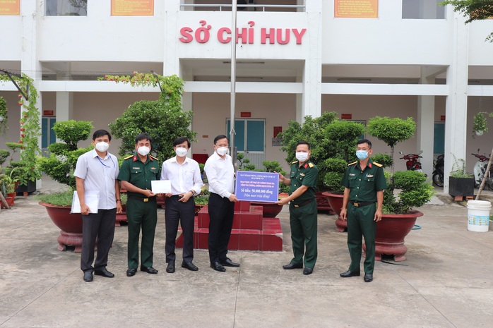 Chánh Văn phòng Thành ủy TP HCM thăm, tặng quà ở Bình Tân - Ảnh 1.