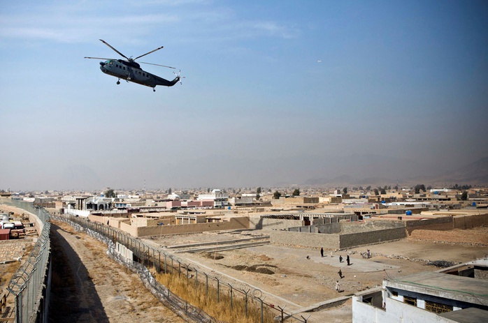 Lãnh chúa Afghanistan tháo chạy, Tổng thống Biden cảnh cáo Taliban - Ảnh 2.