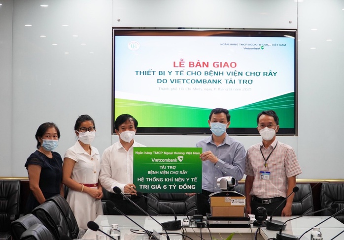 Vietcombank tặng thiết bị y tế trị giá 9 tỉ đồng cho 2 bệnh viện - Ảnh 1.