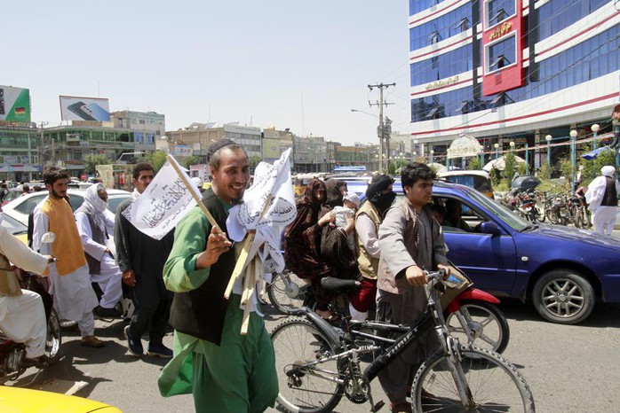 Taliban tiến vào Kabul, chính phủ Afghanistan đối mặt lựa chọn khó khăn - Ảnh 2.