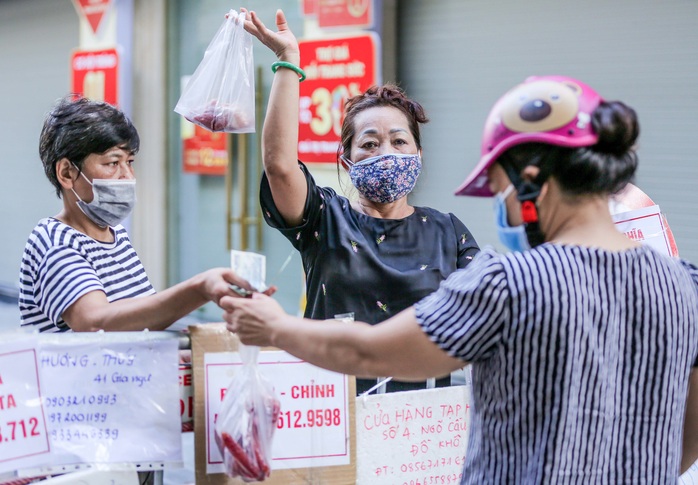 CLIP: Cứ alo là có hàng tại “chợ nhà giàu” trong thời điểm giãn cách xã hội - Ảnh 12.