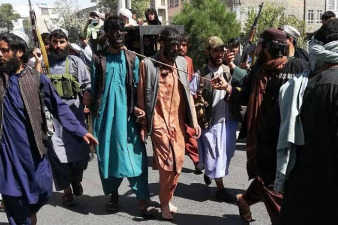 Afghanistan: Ám ảnh cảnh 2 người đàn ông diễu hành với thòng lọng quanh cổ - Ảnh 1.