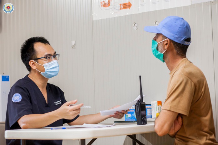 Bệnh viện dã chiến Việt Nam tiêm vắc-xin Covid-19 cho lực lượng mũ nồi xanh quốc tế - Ảnh 2.