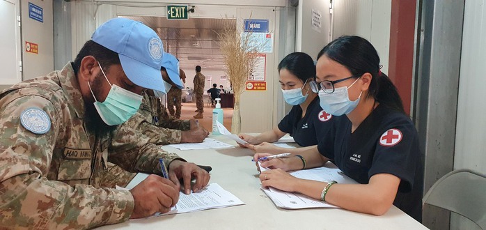 Bệnh viện dã chiến Việt Nam tiêm vắc-xin Covid-19 cho lực lượng mũ nồi xanh quốc tế - Ảnh 3.