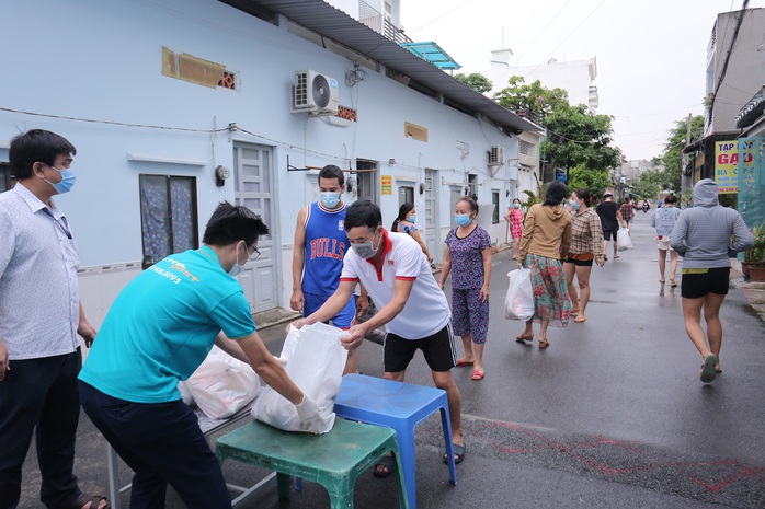 Đưa hơn nửa triệu phần quà Tấm lòng mùa dịch, san sẻ yêu thương đến tận tay người dân ở TP HCM - Ảnh 4.