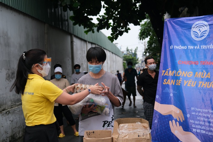 Đưa hơn nửa triệu phần quà Tấm lòng mùa dịch, san sẻ yêu thương đến tận tay người dân ở TP HCM - Ảnh 1.