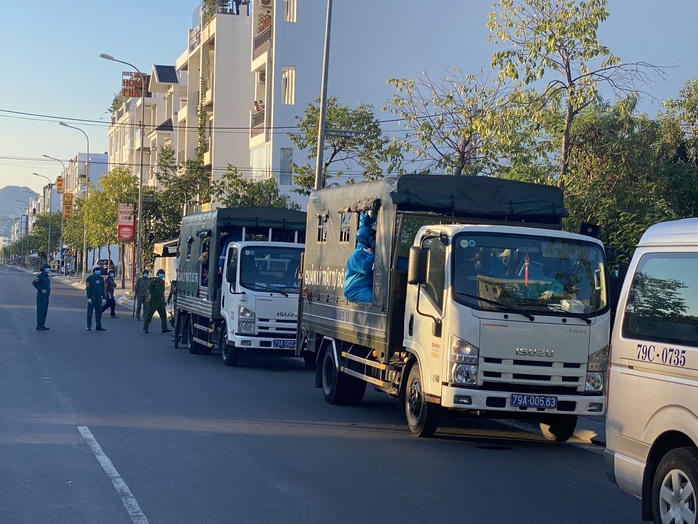 Clip: Nha Trang trấn áp nhóm nghiện ma túy, phát hiện 2 ca dương tính SARS-CoV-2 - Ảnh 2.