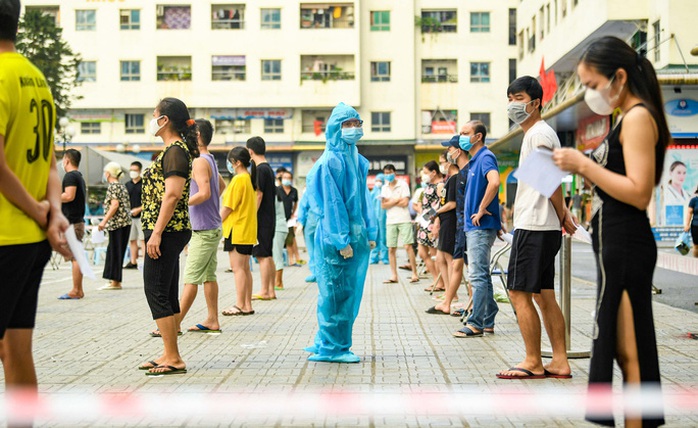 Xét nghiệm, tiêm vắc-xin thế nào với hơn 8 triệu người ở Hà Nội trong 5 ngày tới? - Ảnh 1.